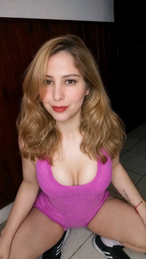 Belindahot from Argentina, live on JerkChat