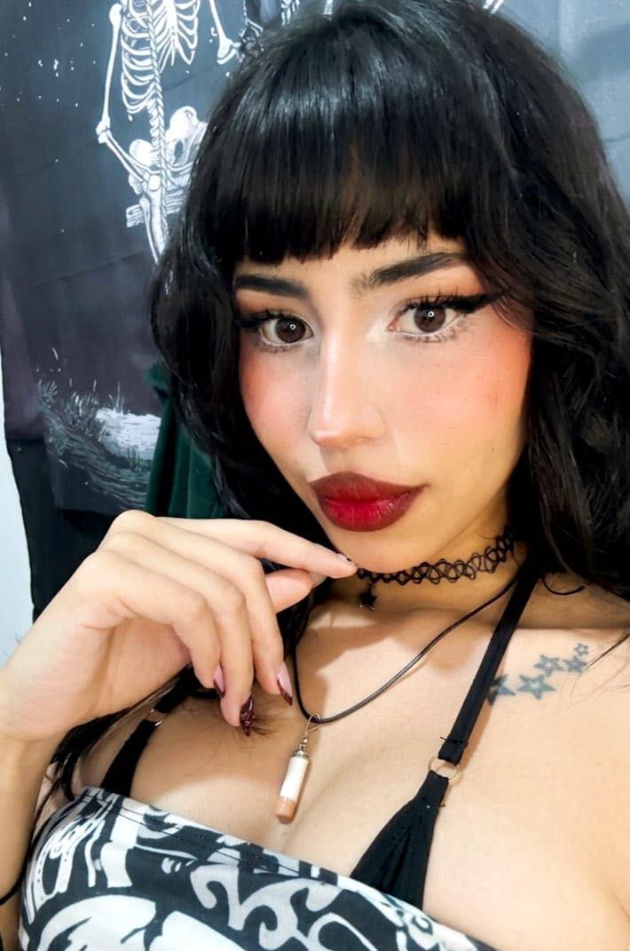 Lizz04 from Colombia, live on JerkChat